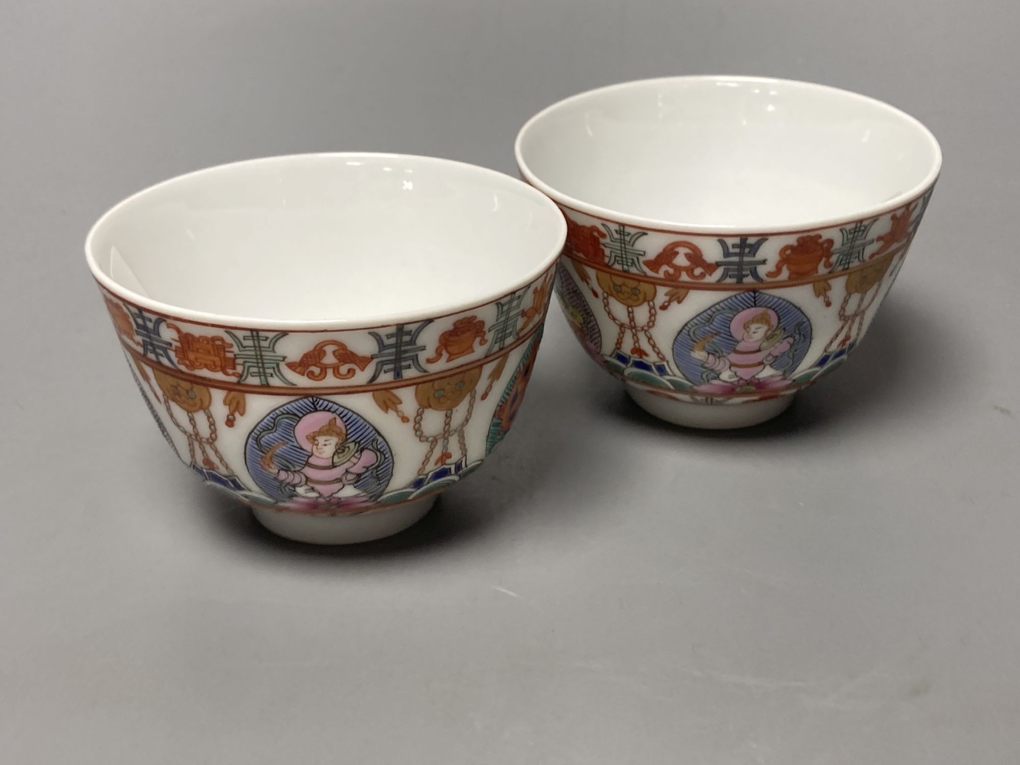A pair of footed polychrome bowls, diameter 9cm